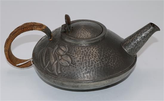 Liberty Tudric pewter tea pot(-)